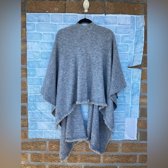 Beryll Women's Fringed Cashmere Cape Sweater OS - Picture 6 of 10